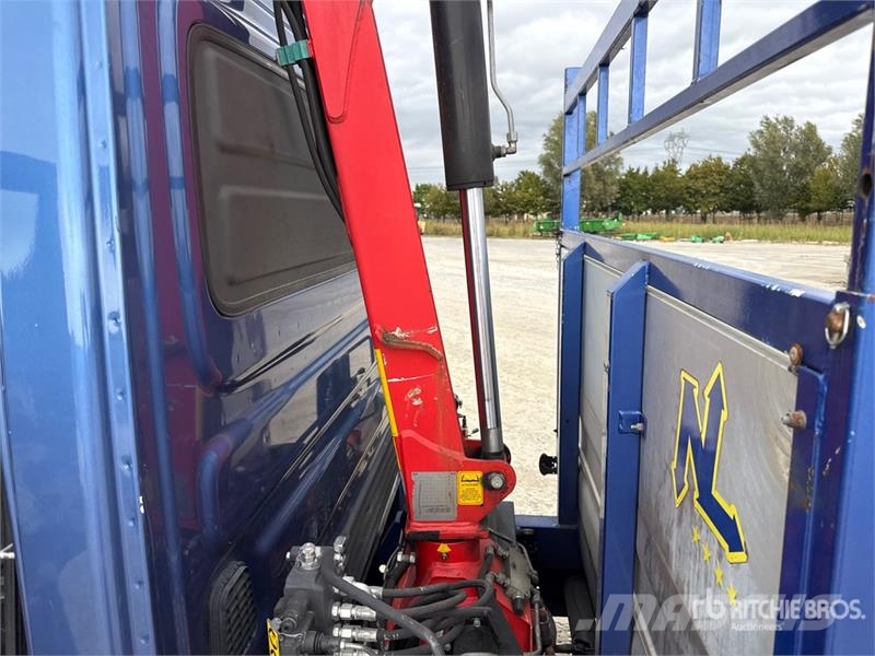 Iveco HC Industrie HC33A3 700 kg on  Iveco Daily 35C13 F Tovornjaki z žerjavom
