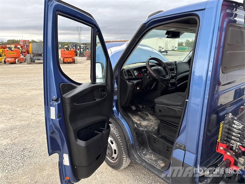Iveco HC Industrie HC33A3 700 kg on  Iveco Daily 35C13 F Tovornjaki z žerjavom