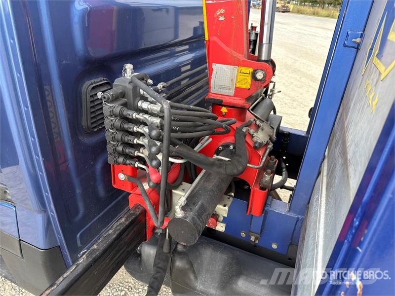 Iveco HC Industrie HC33A3 700 kg on  Iveco Daily 35C13 F Tovornjaki z žerjavom