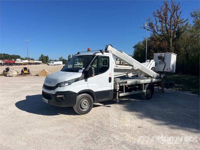Iveco MX 250 25.4 m on Iveco Daily 35-120 Camion Nacelle Pacēlāji uz automašīnas bāzes