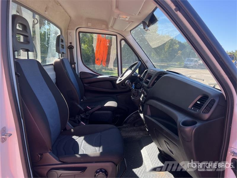 Iveco MX 250 25.4 m on Iveco Daily 35-120 Camion Nacelle Pacēlāji uz automašīnas bāzes