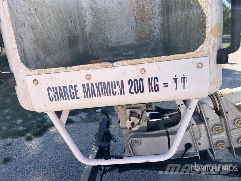 Iveco MX 250 25.4 m on Iveco Daily 35-120 Camion Nacelle Pacēlāji uz automašīnas bāzes