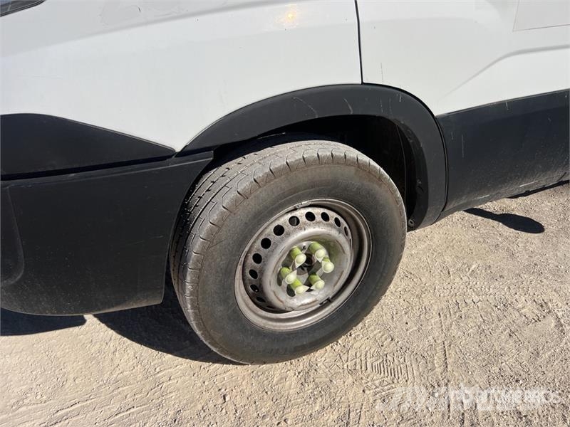 Iveco MX 250 25.4 m on Iveco Daily 35-120 Camion Nacelle Pacēlāji uz automašīnas bāzes