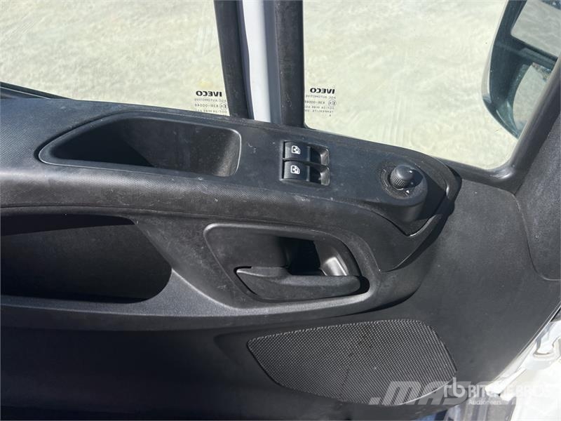 Iveco MX 250 25.4 m on Iveco Daily 35-120 Camion Nacelle Pacēlāji uz automašīnas bāzes