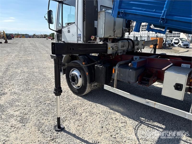 Iveco PM 4250 kg on Iveco ML 150E18 4x2 Dump Truck with 起重機卡車