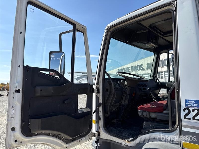 Iveco PM 4250 kg on Iveco ML 150E18 4x2 Dump Truck with 起重機卡車