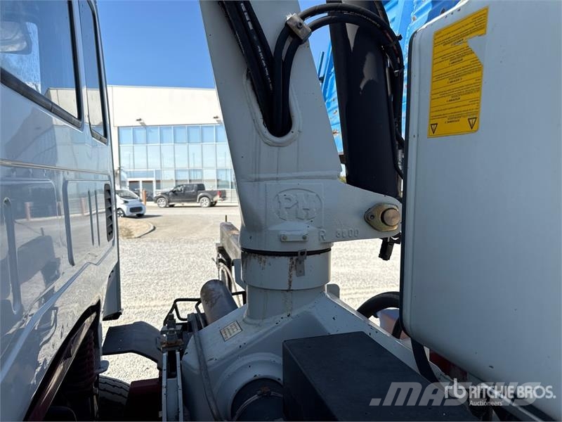 Iveco PM 4250 kg on Iveco ML 150E18 4x2 Dump Truck with 起重機卡車