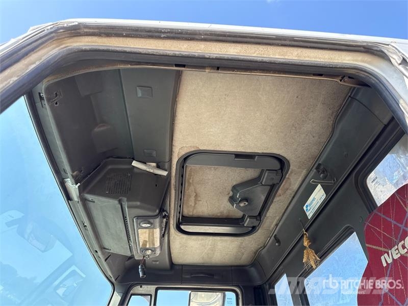 Iveco PM 4250 kg on Iveco ML 150E18 4x2 Dump Truck with 起重機卡車