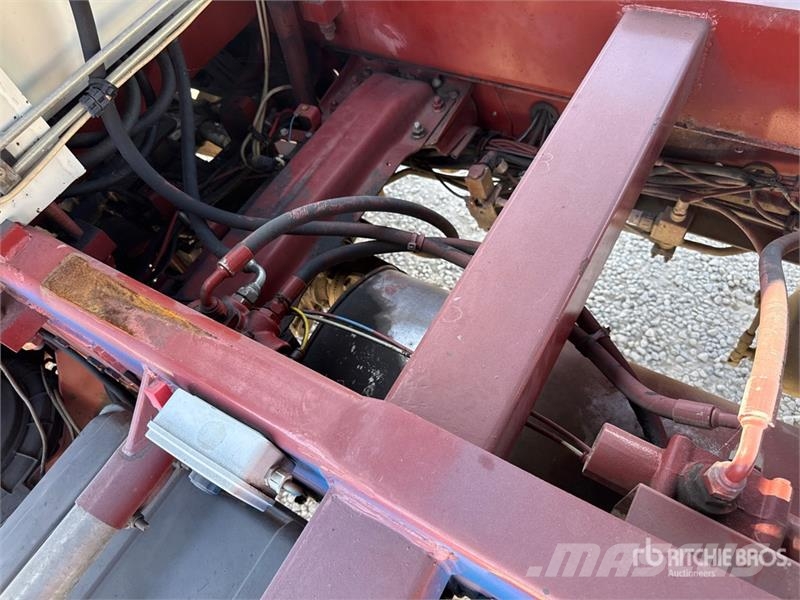 Iveco PM 4250 kg on Iveco ML 150E18 4x2 Dump Truck with 起重機卡車