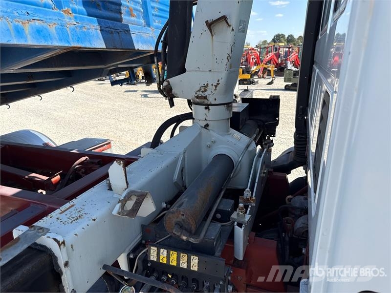 Iveco PM 4250 kg on Iveco ML 150E18 4x2 Dump Truck with 起重機卡車