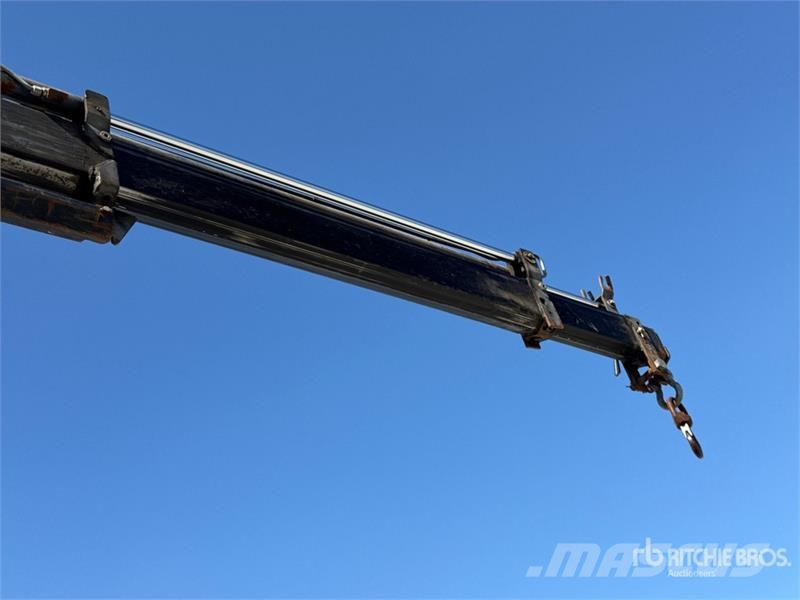 Iveco PM 4250 kg on Iveco ML 150E18 4x2 Dump Truck with 起重機卡車