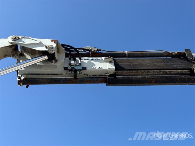 Iveco PM 4250 kg on Iveco ML 150E18 4x2 Dump Truck with 起重機卡車