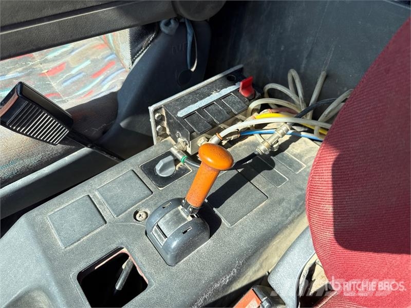 Iveco PM 4250 kg on Iveco ML 150E18 4x2 Dump Truck with 起重機卡車