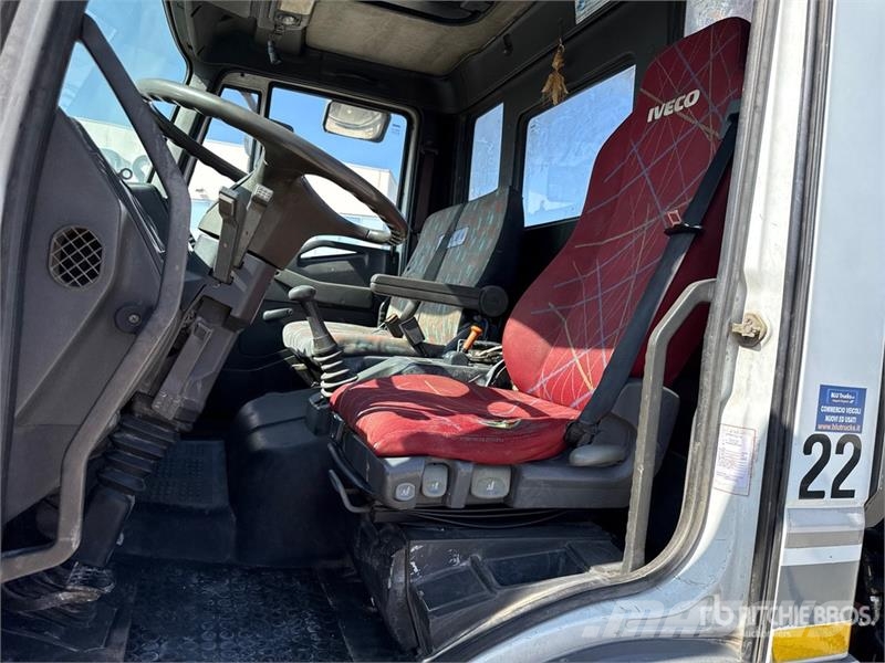 Iveco PM 4250 kg on Iveco ML 150E18 4x2 Dump Truck with 起重機卡車
