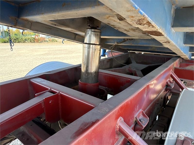 Iveco PM 4250 kg on Iveco ML 150E18 4x2 Dump Truck with 起重機卡車