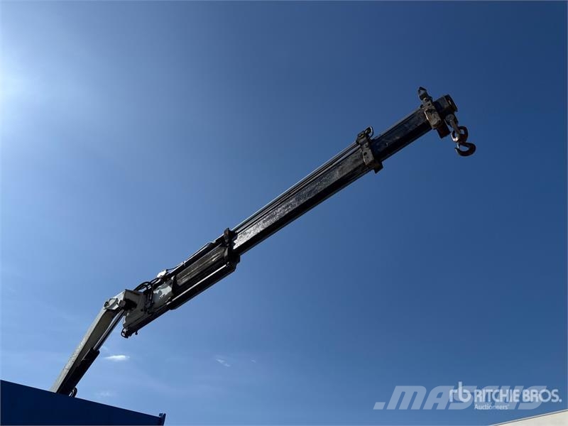 Iveco PM 4250 kg on Iveco ML 150E18 4x2 Dump Truck with 起重機卡車
