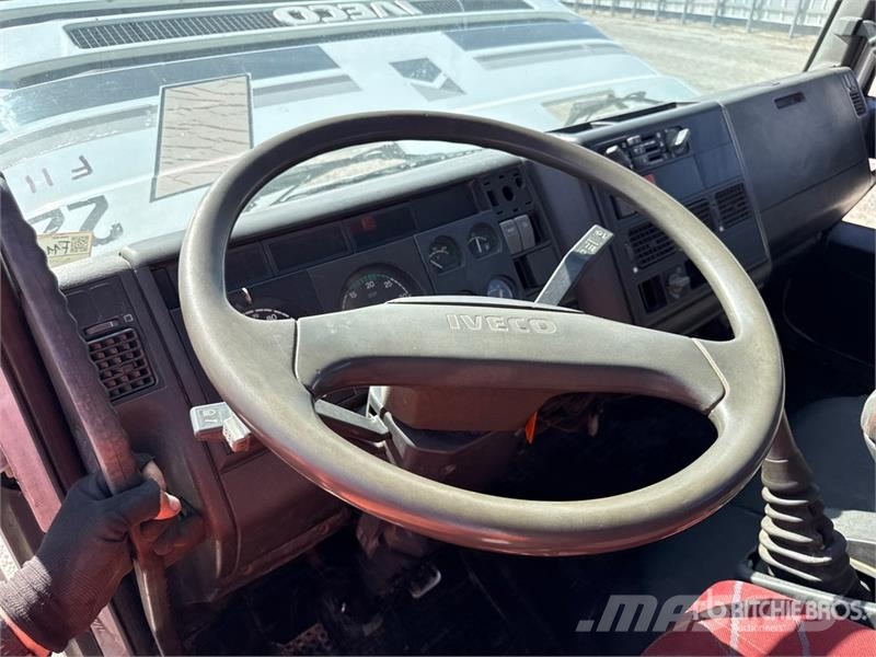 Iveco PM 4250 kg on Iveco ML 150E18 4x2 Dump Truck with 起重機卡車