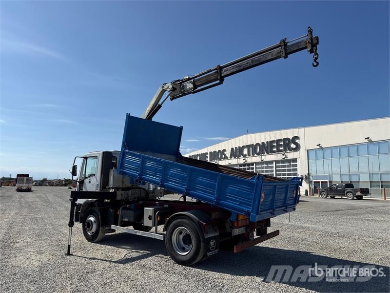 Iveco PM 4250 kg on Iveco ML 150E18 4x2 Dump Truck with 起重機卡車