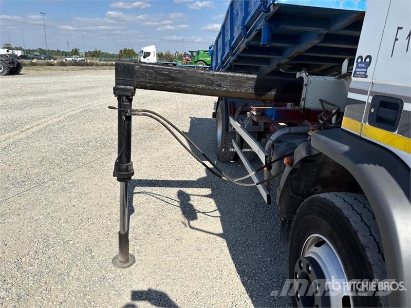 Iveco PM 4250 kg on Iveco ML 150E18 4x2 Dump Truck with 起重機卡車