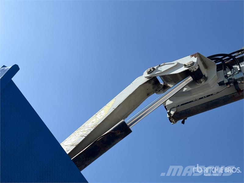 Iveco PM 4250 kg on Iveco ML 150E18 4x2 Dump Truck with 起重機卡車