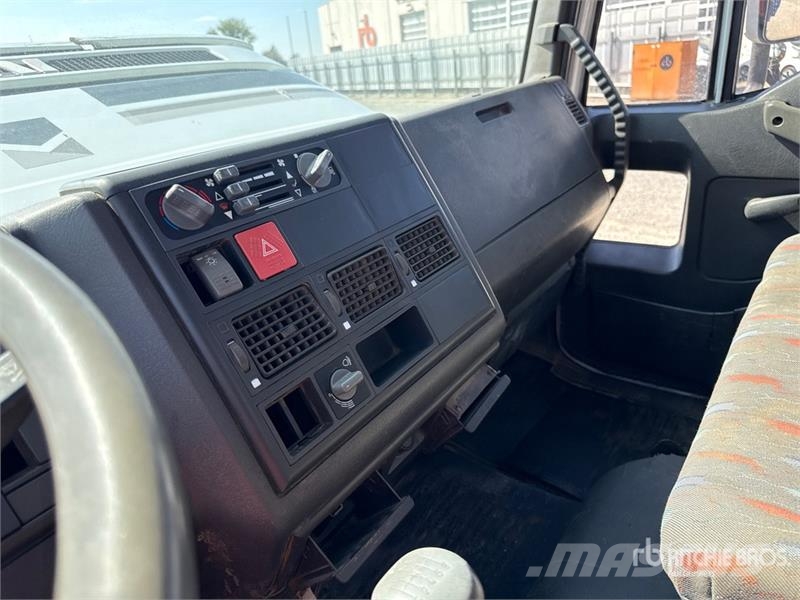 Iveco PM 4250 kg on Iveco ML 150E18 4x2 Dump Truck with 起重機卡車