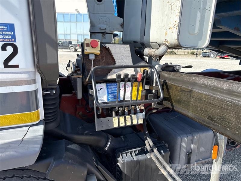 Iveco PM 4250 kg on Iveco ML 150E18 4x2 Dump Truck with 起重機卡車