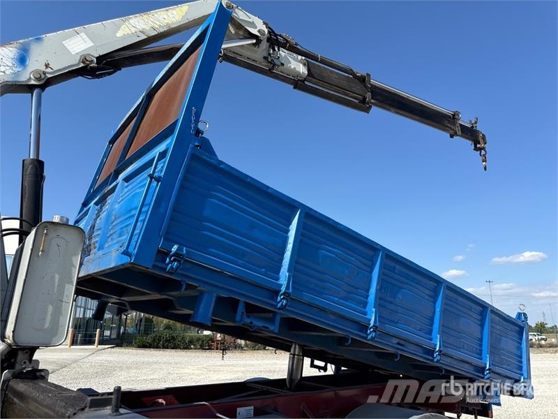 Iveco PM 4250 kg on Iveco ML 150E18 4x2 Dump Truck with 起重機卡車