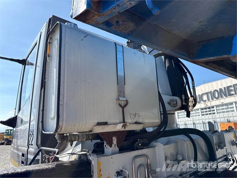 Iveco PM 4250 kg on Iveco ML 150E18 4x2 Dump Truck with 起重機卡車