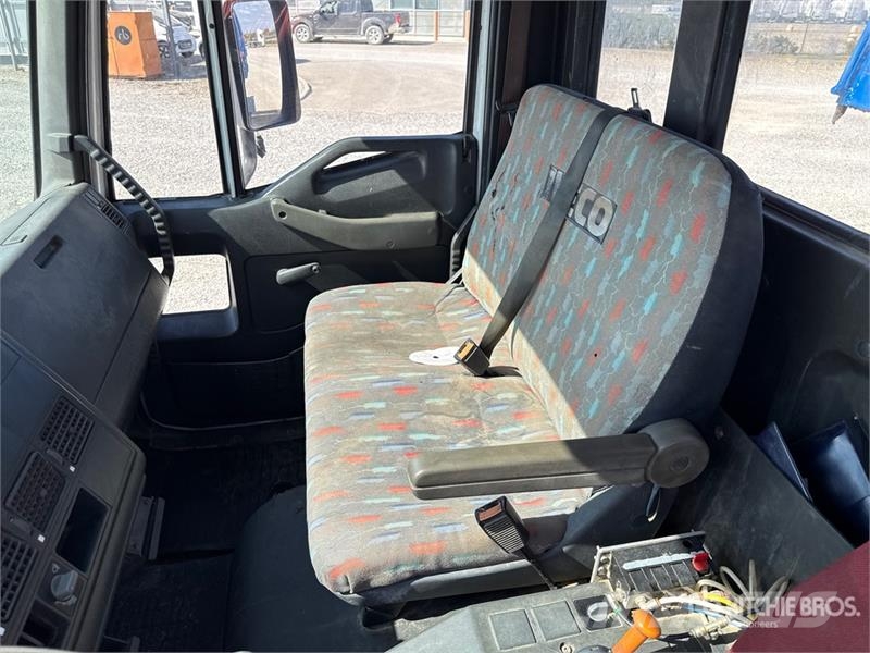 Iveco PM 4250 kg on Iveco ML 150E18 4x2 Dump Truck with 起重機卡車