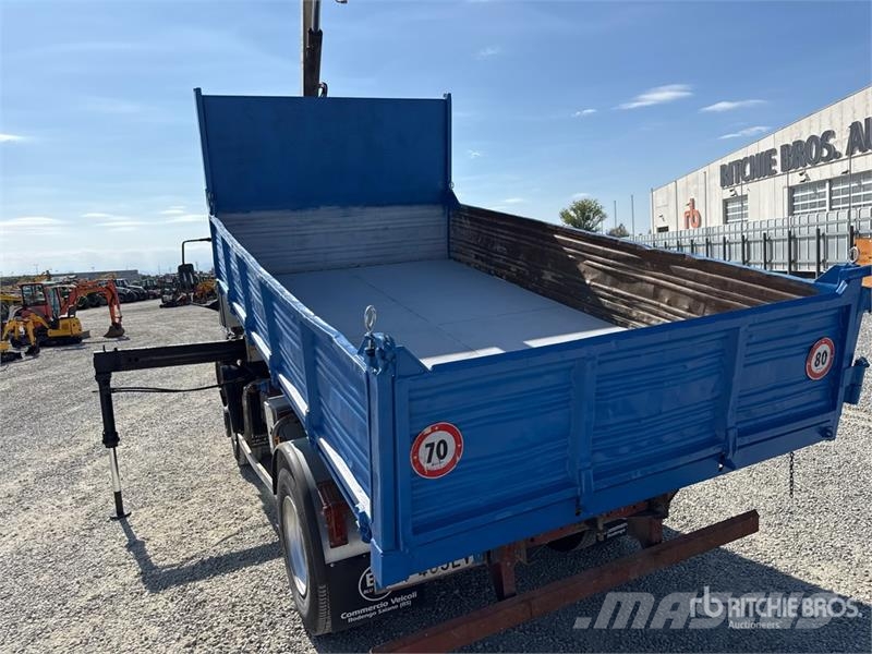 Iveco PM 4250 kg on Iveco ML 150E18 4x2 Dump Truck with 起重機卡車