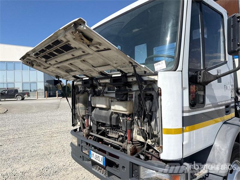 Iveco PM 4250 kg on Iveco ML 150E18 4x2 Dump Truck with 起重機卡車