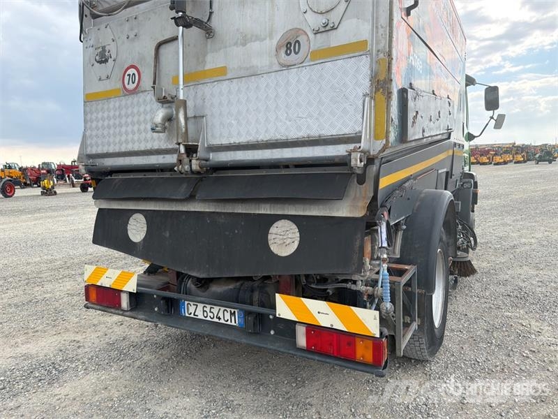 Iveco Schmidt SK650/59-1-033 on Iveco Eurocargo Sweeper Камиони за почистване