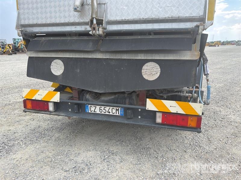 Iveco Schmidt SK650/59-1-033 on Iveco Eurocargo Sweeper Камиони за почистване