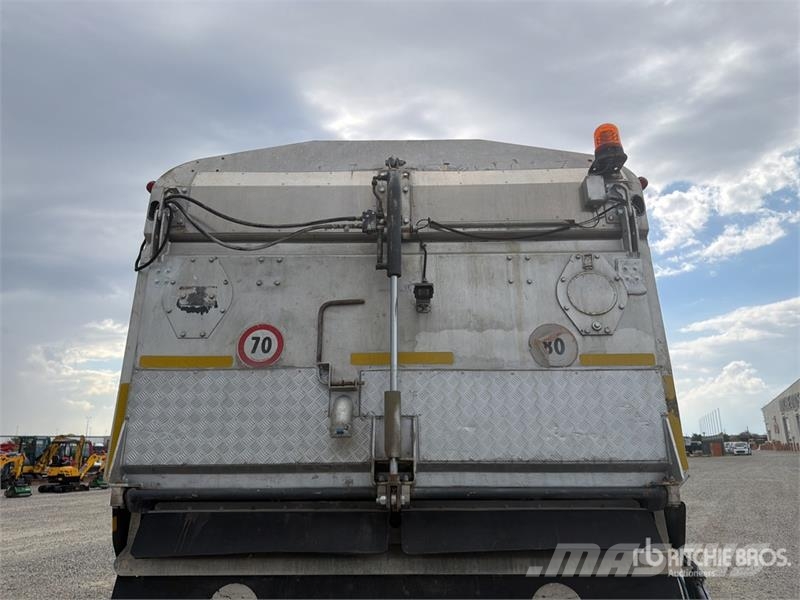 Iveco Schmidt SK650/59-1-033 on Iveco Eurocargo Sweeper Камиони за почистване