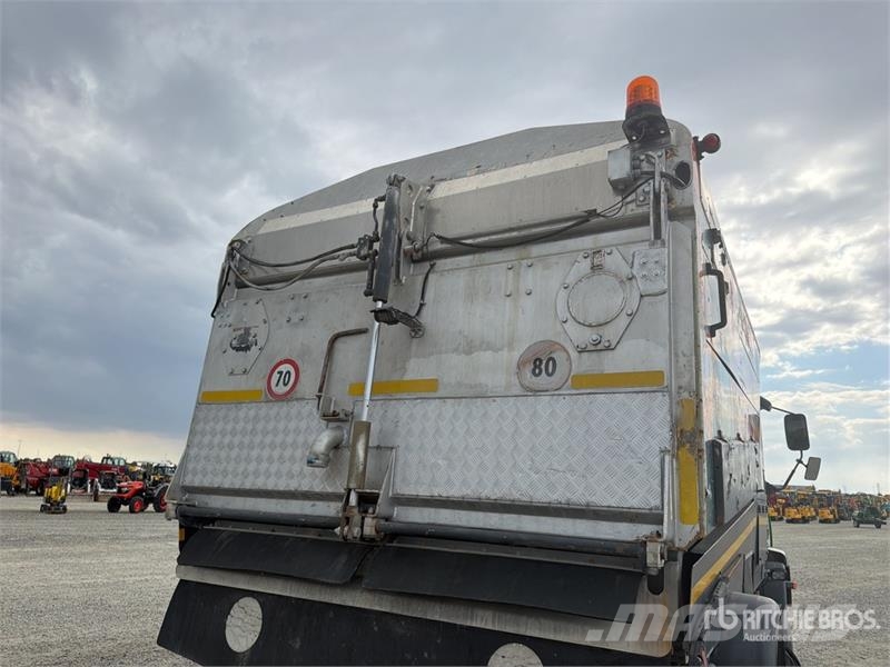Iveco Schmidt SK650/59-1-033 on Iveco Eurocargo Sweeper Камиони за почистване
