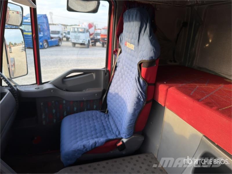 Iveco Stralis 350 8x2 Sleeper Roll-Off Truck Camion con cassone scarrabile