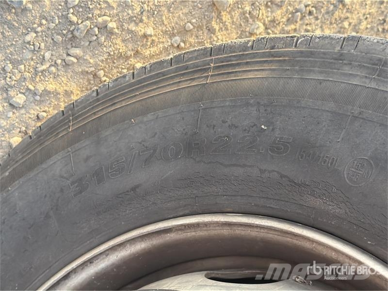 Iveco Stralis 350 8x2 Sleeper Roll-Off Truck Camion con cassone scarrabile