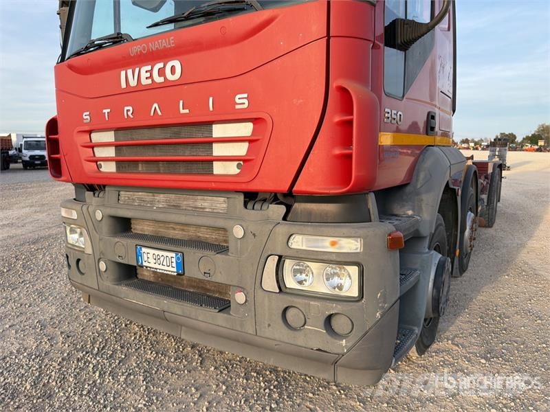 Iveco Stralis 350 8x2 Sleeper Roll-Off Truck Camion con cassone scarrabile