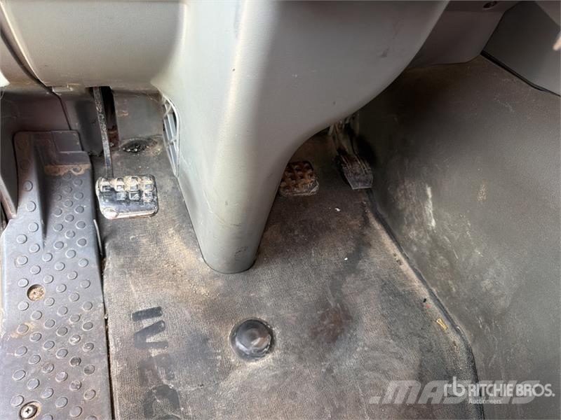 Iveco Stralis 350 8x2 Sleeper Roll-Off Truck Camion con cassone scarrabile