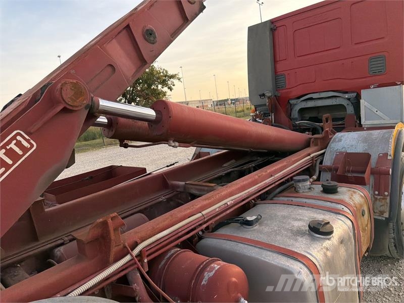 Iveco Stralis 350 8x2 Sleeper Roll-Off Truck Camion con cassone scarrabile
