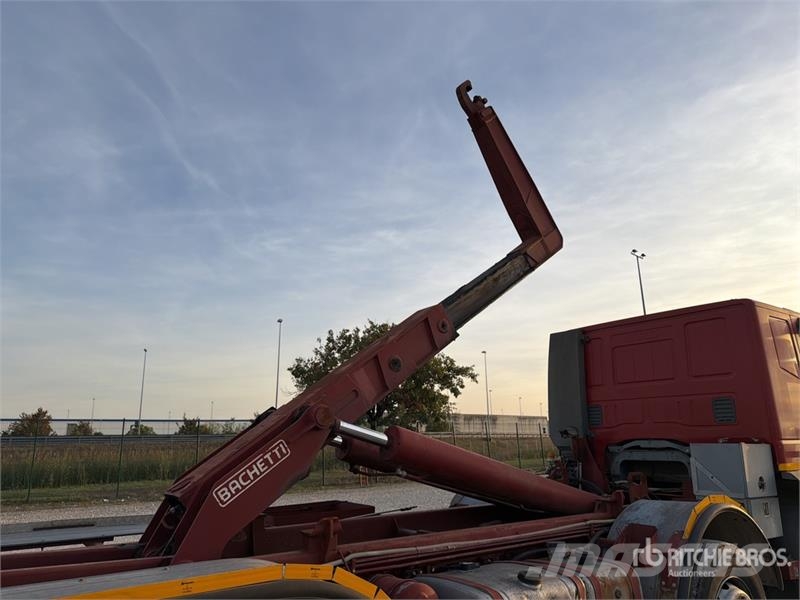 Iveco Stralis 350 8x2 Sleeper Roll-Off Truck Camion con cassone scarrabile