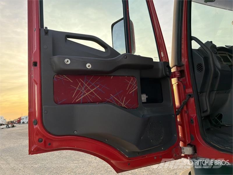 Iveco Stralis 350 8x2 Sleeper Roll-Off Truck Camion con cassone scarrabile