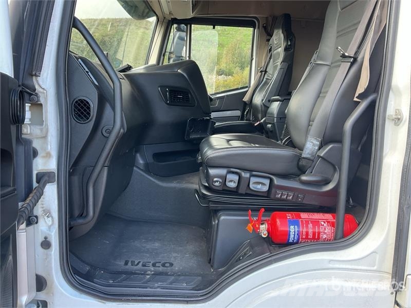Iveco Stralis 460 LNG 6x2 Tri/A Sleeper Truck Tractor 中古トラクターヘッド | トレーラーヘッド