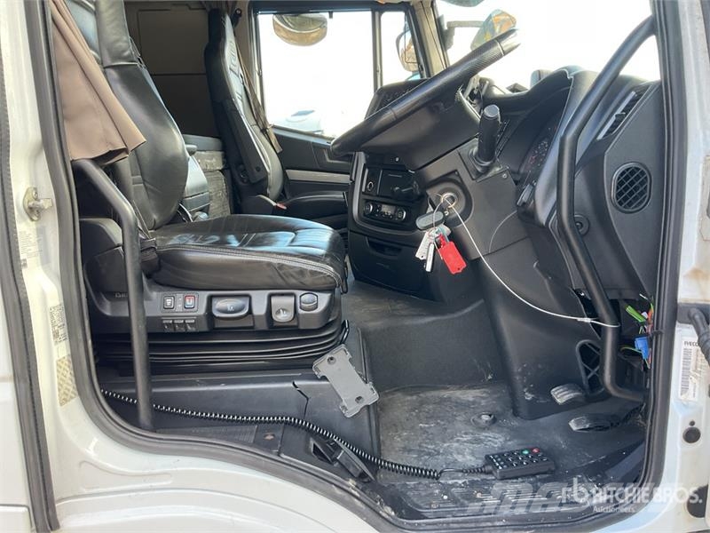Iveco Stralis 460 LNG 6x2 Tri/A Sleeper Truck Tractor 中古トラクターヘッド | トレーラーヘッド