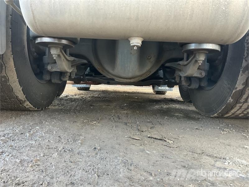 Iveco Stralis 460 LNG 6x2 Tri/A Sleeper Truck Tractor 中古トラクターヘッド | トレーラーヘッド