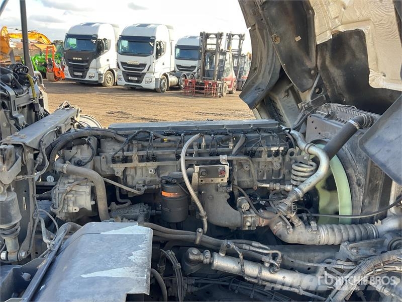 Iveco Stralis 460 LNG 6x2 Tri/A Sleeper Truck Tractor 中古トラクターヘッド | トレーラーヘッド