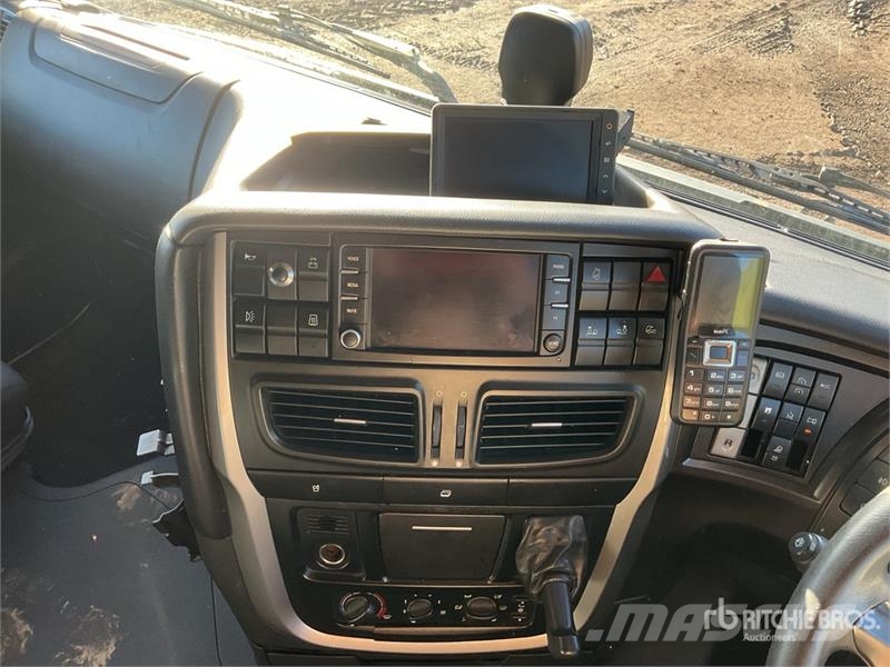 Iveco Stralis 460 LNG 6x2 Tri/A Sleeper Truck Tractor 牵引车