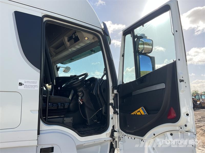 Iveco Stralis 460 LNG 6x2 Tri/A Sleeper Truck Tractor 牵引车