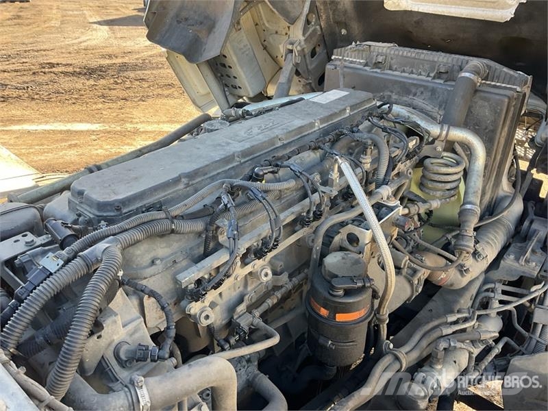 Iveco Stralis 460 LNG 6x2 Tri/A Sleeper Truck Tractor 中古トラクターヘッド | トレーラーヘッド