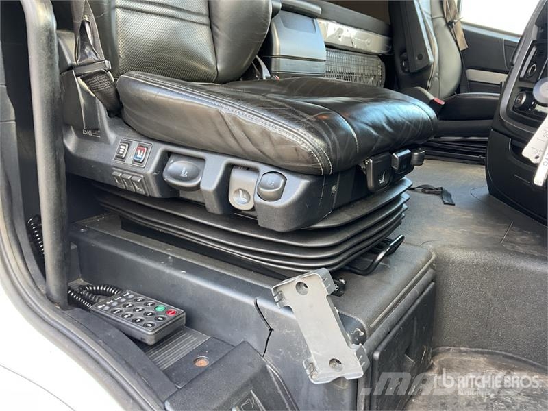 Iveco Stralis 460 LNG 6x2 Tri/A Sleeper Truck Tractor 中古トラクターヘッド | トレーラーヘッド